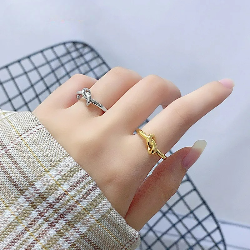 Adjustable knot ring in silver