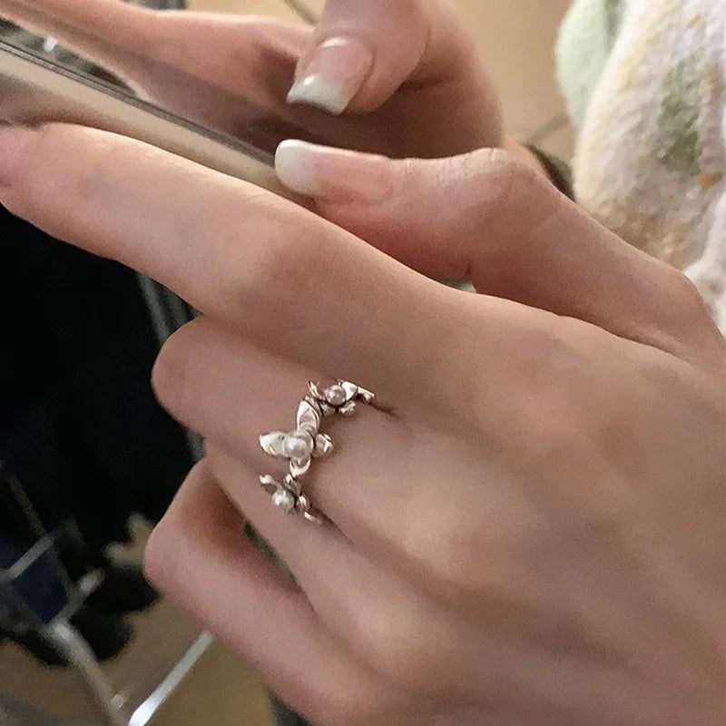 Style Ring with Flowers and Zircon Pearls