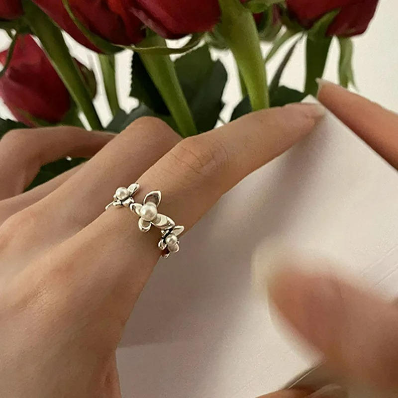 Style Ring with Flowers and Zircon Pearls