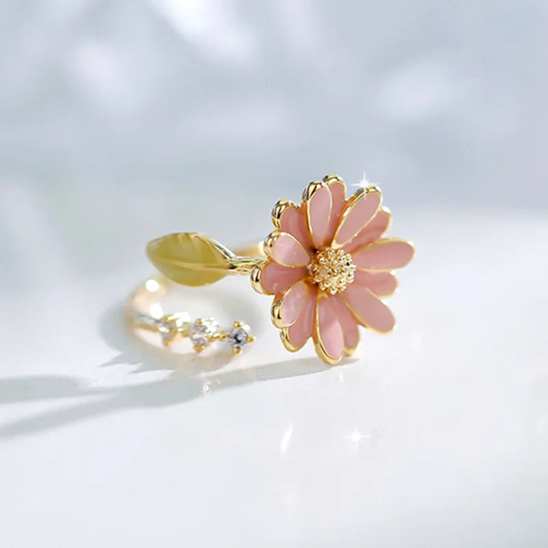 Ring with Pretty Daisy Flower