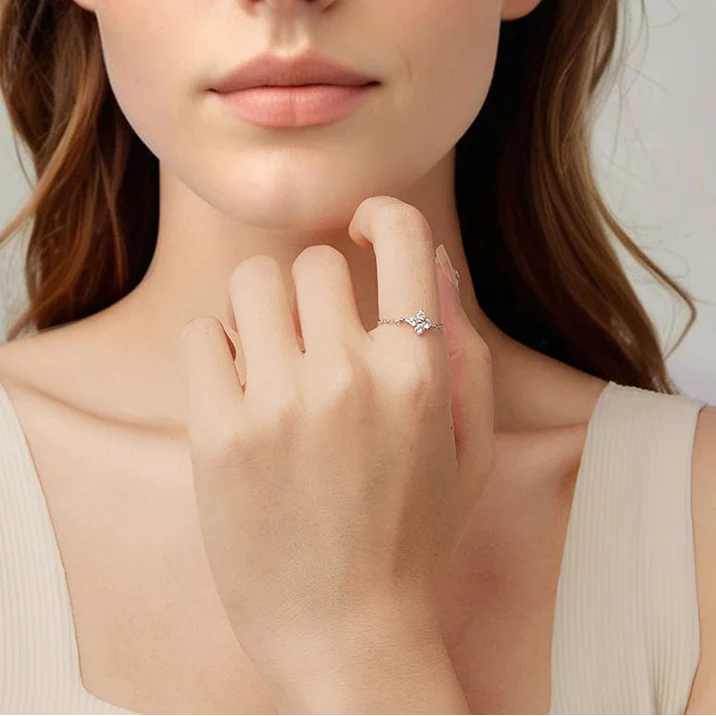 Ring with 4-Leaf Clover in Zircon