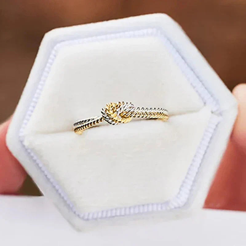 Elegant knot ring