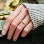 Elegant knot ring