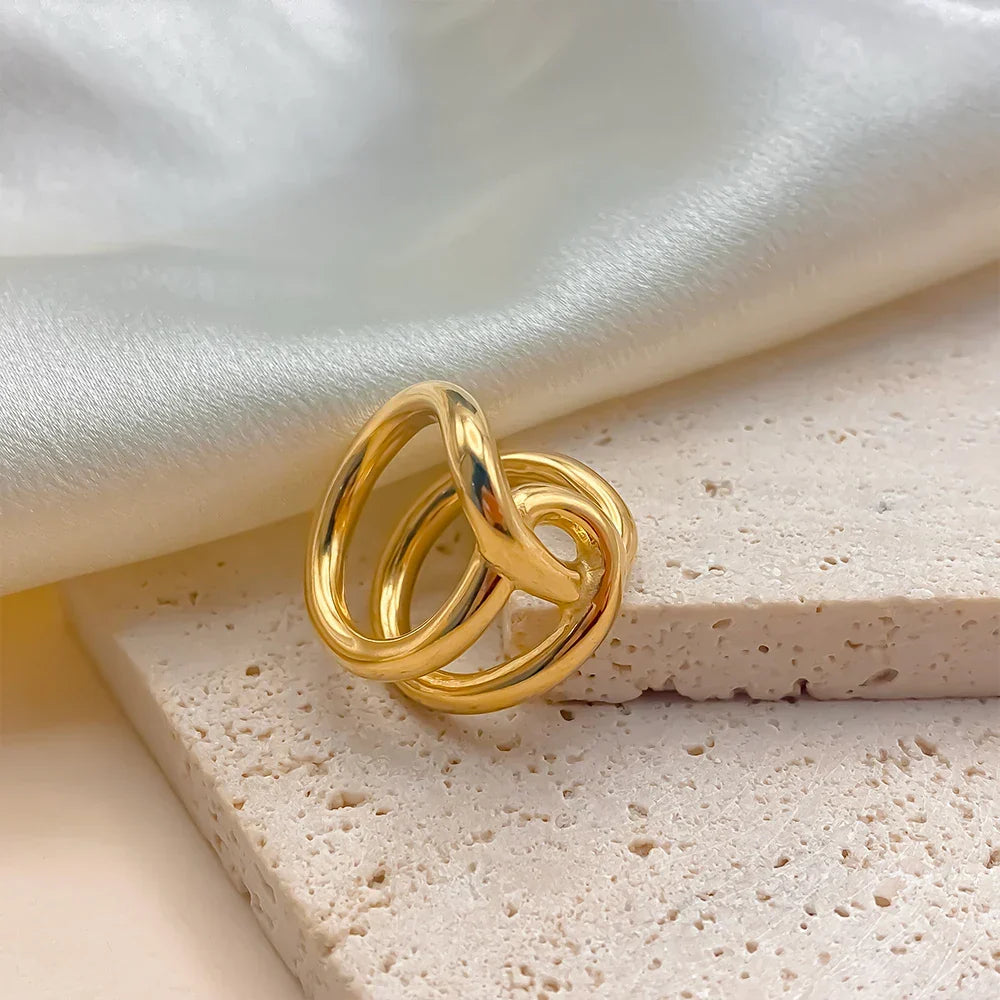 Original knot ring in gold