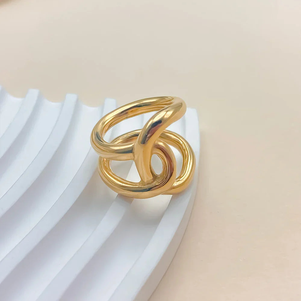 Original knot ring in gold