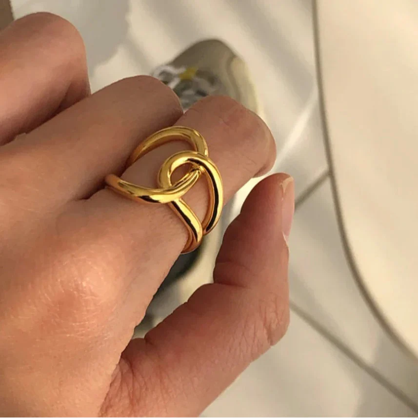 Original knot ring in gold