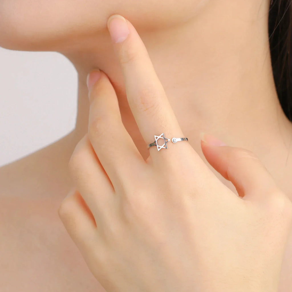 Open ring with a symbolic Jewish Star of David in silver