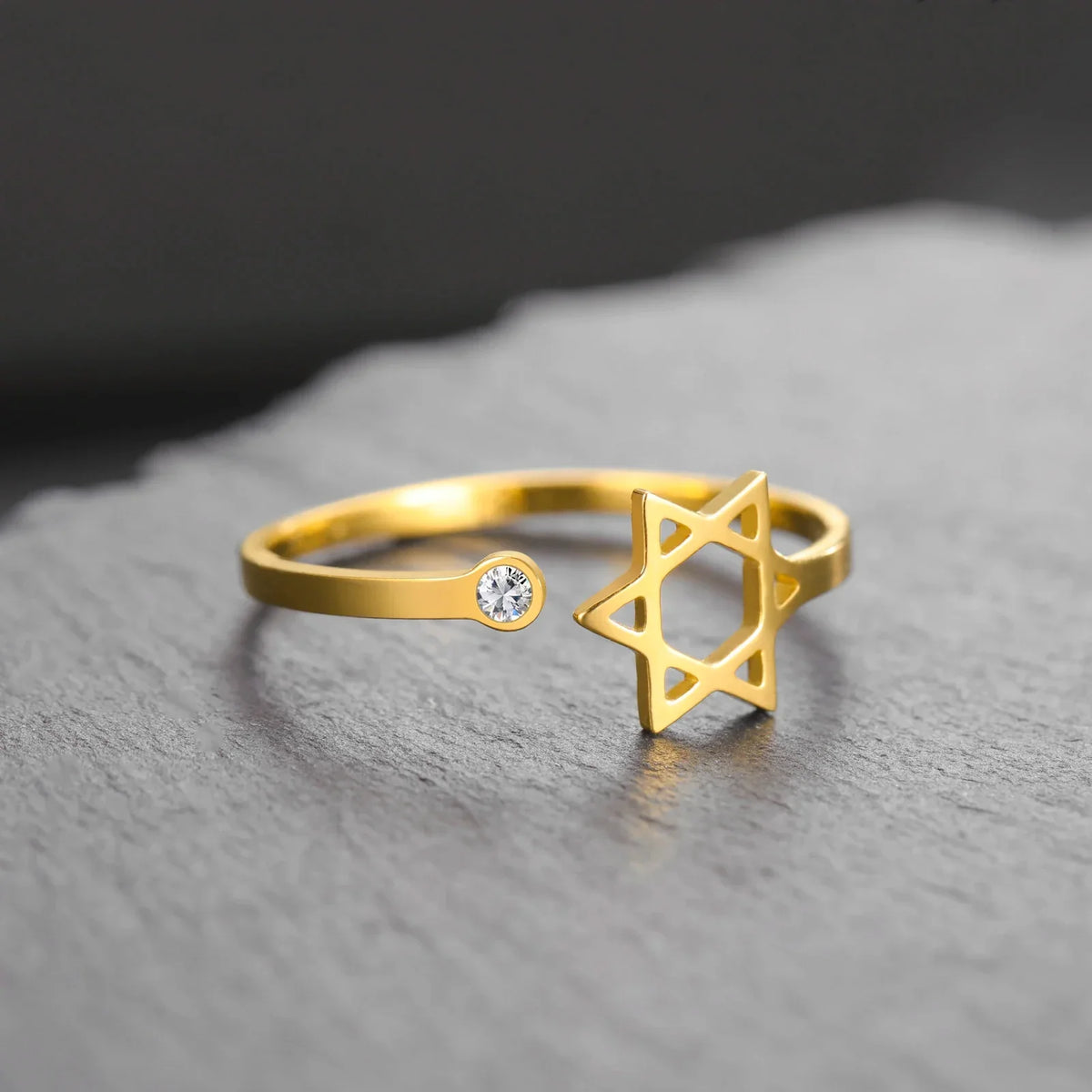 Open ring with a symbolic Jewish Star of David in gold