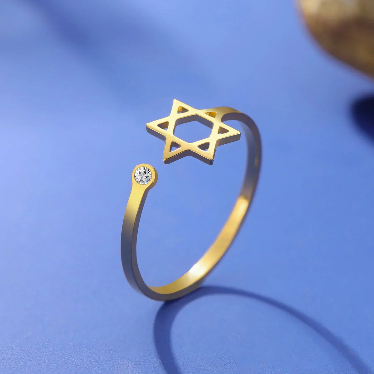 Open ring with a symbolic Jewish Star of David in gold