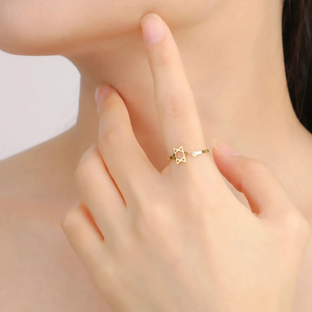 Open ring with a symbolic Jewish Star of David in gold