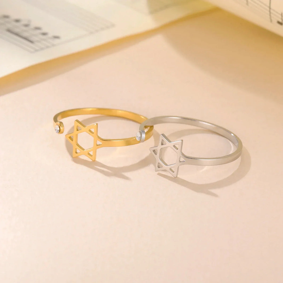 Open ring with a symbolic Jewish Star of David in gold