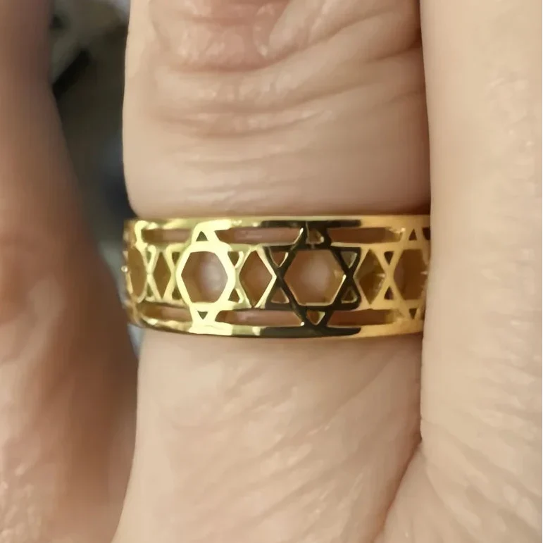 Women's ring with symbolic Jewish Star of David in gold