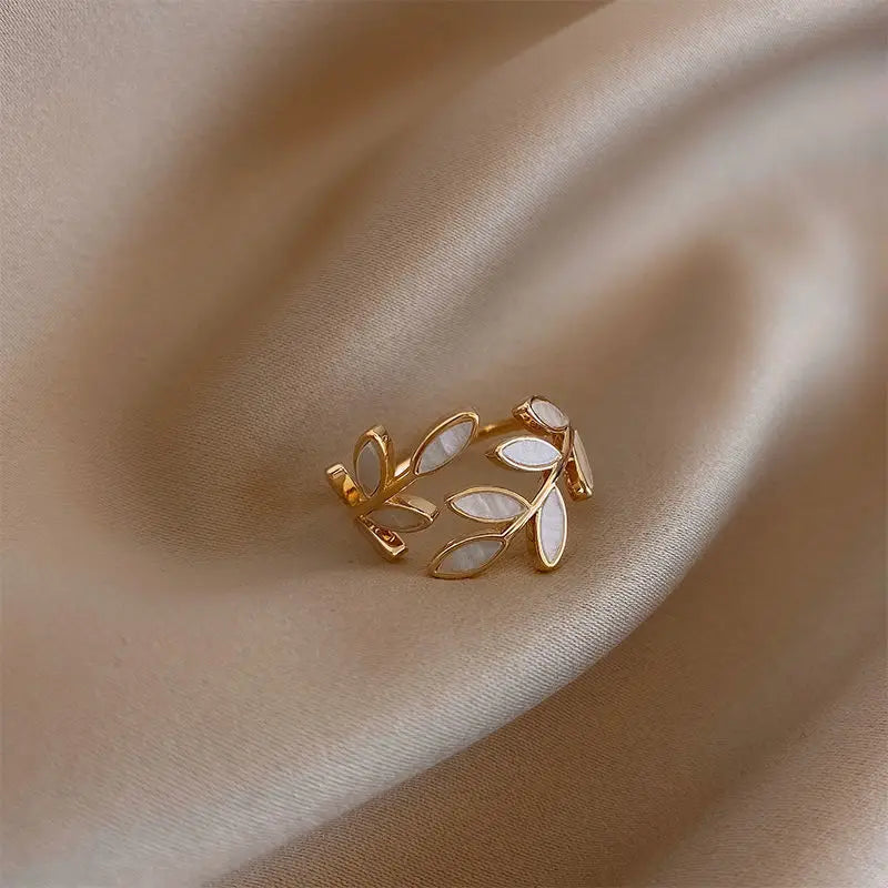 Retro Laurel Leaf Ring in Zircon