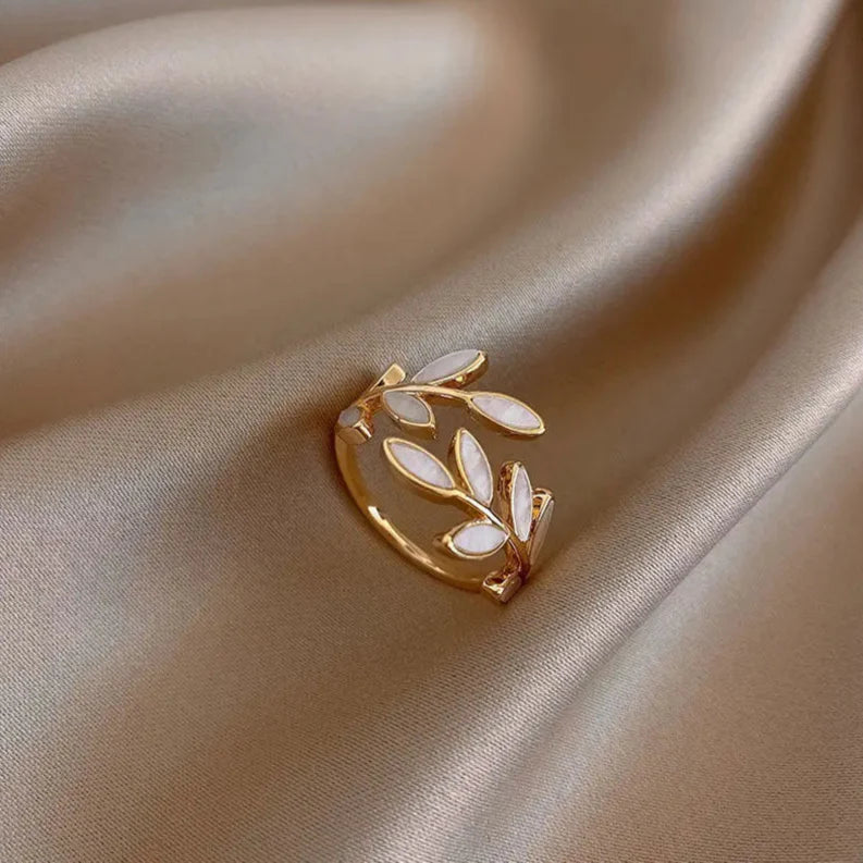 Retro Laurel Leaf Ring in Zircon