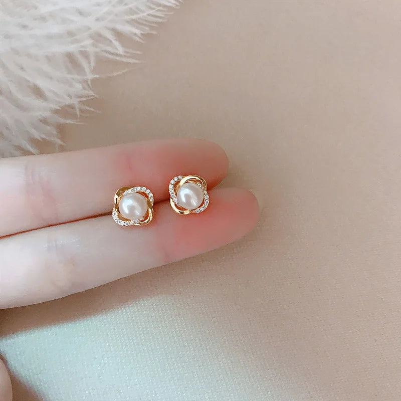 Discreet Stud Earrings with White Pearl