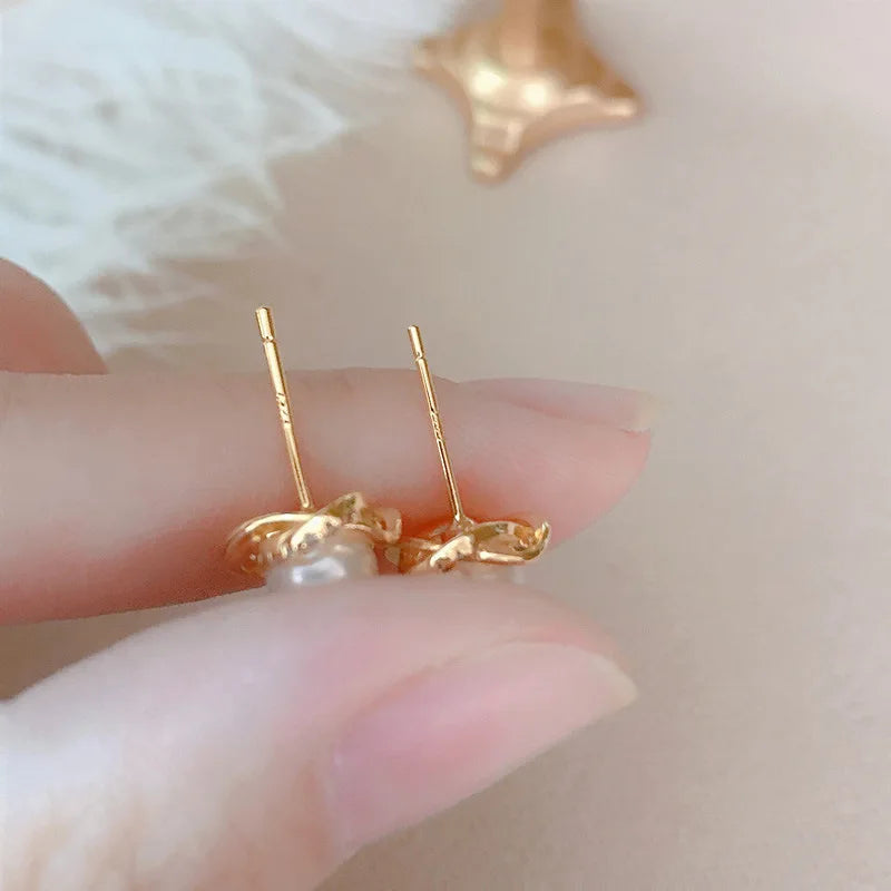 Discreet Stud Earrings with White Pearl