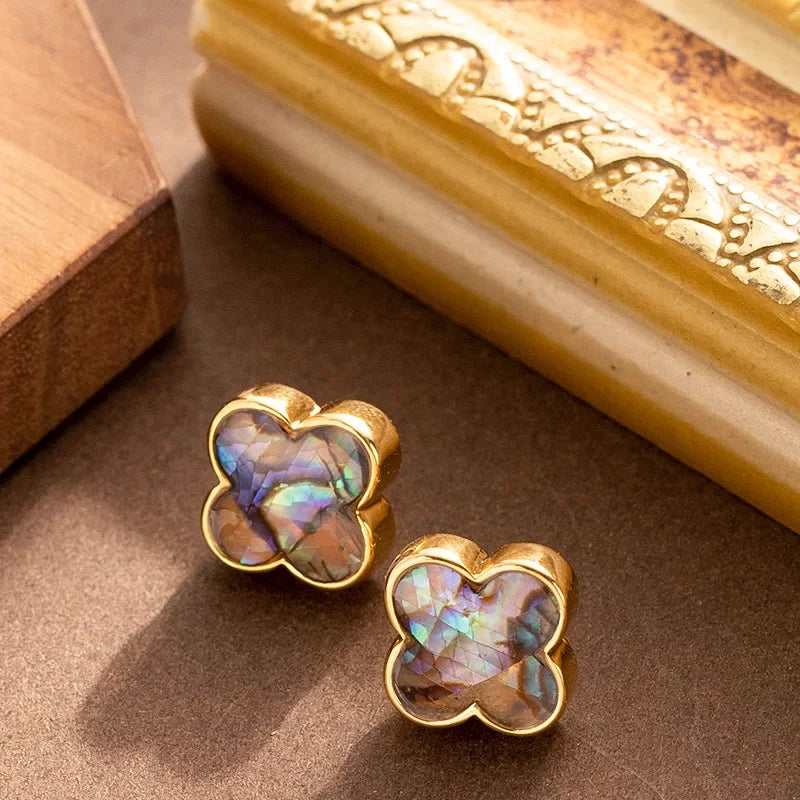 Stud Earrings with Four-Leaf Clover in Natural Stone