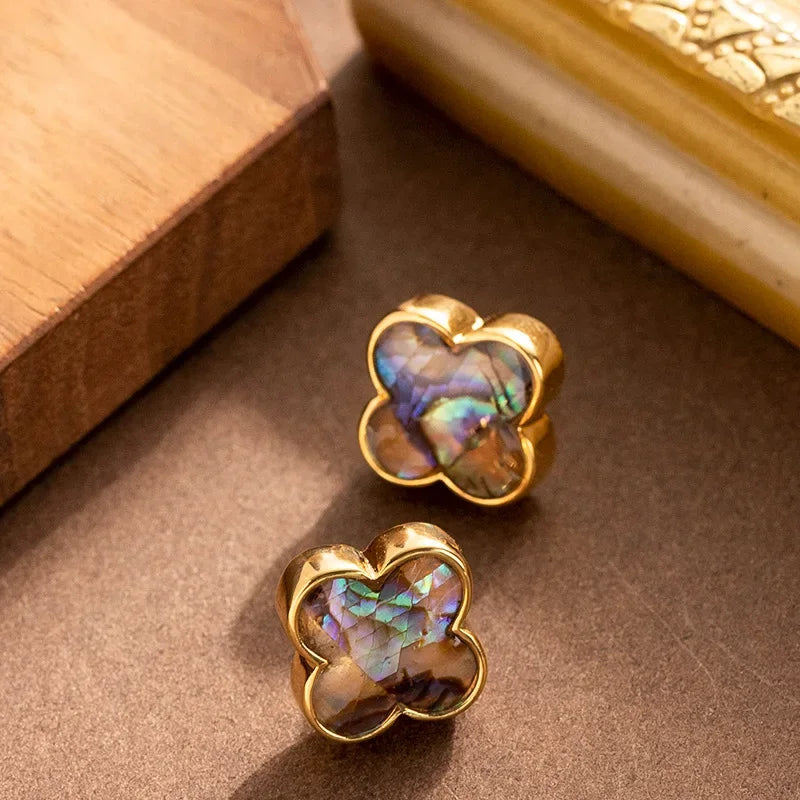 Stud Earrings with Four-Leaf Clover in Natural Stone