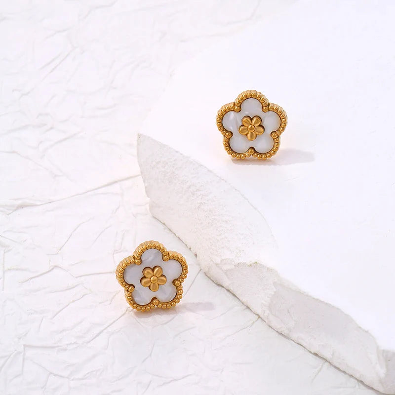 Stud Earrings with 5-Leaf Clover White