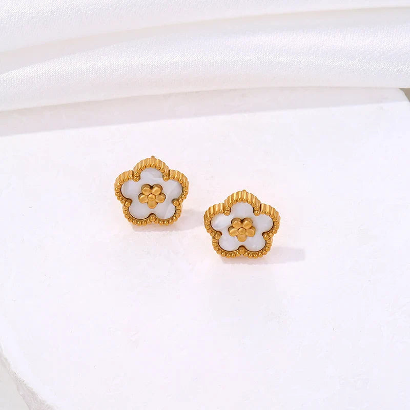 Stud Earrings with 5-Leaf Clover White
