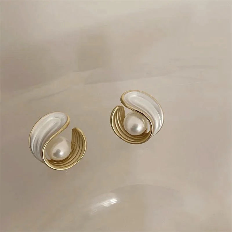 Stud Earrings in Mother-of-Pearl and Shell Pearl