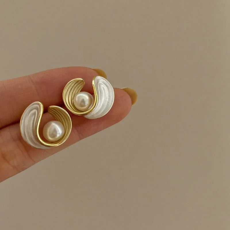 Stud Earrings in Mother-of-Pearl and Shell Pearl