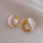 Stud Earrings in Mother-of-Pearl and Shell Pearl