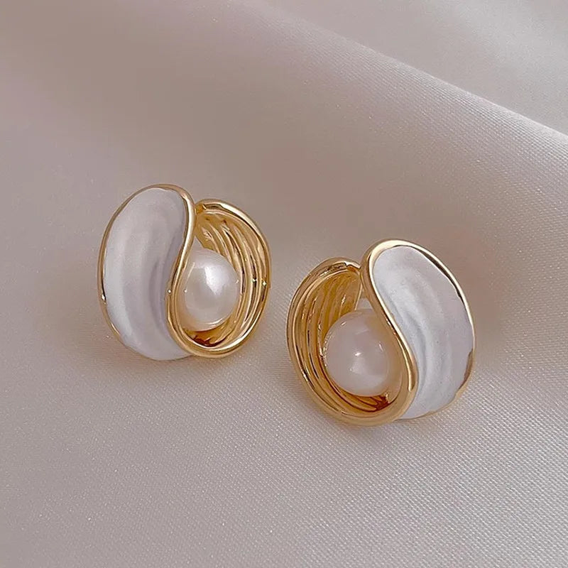 Stud Earrings in Mother-of-Pearl and Shell Pearl