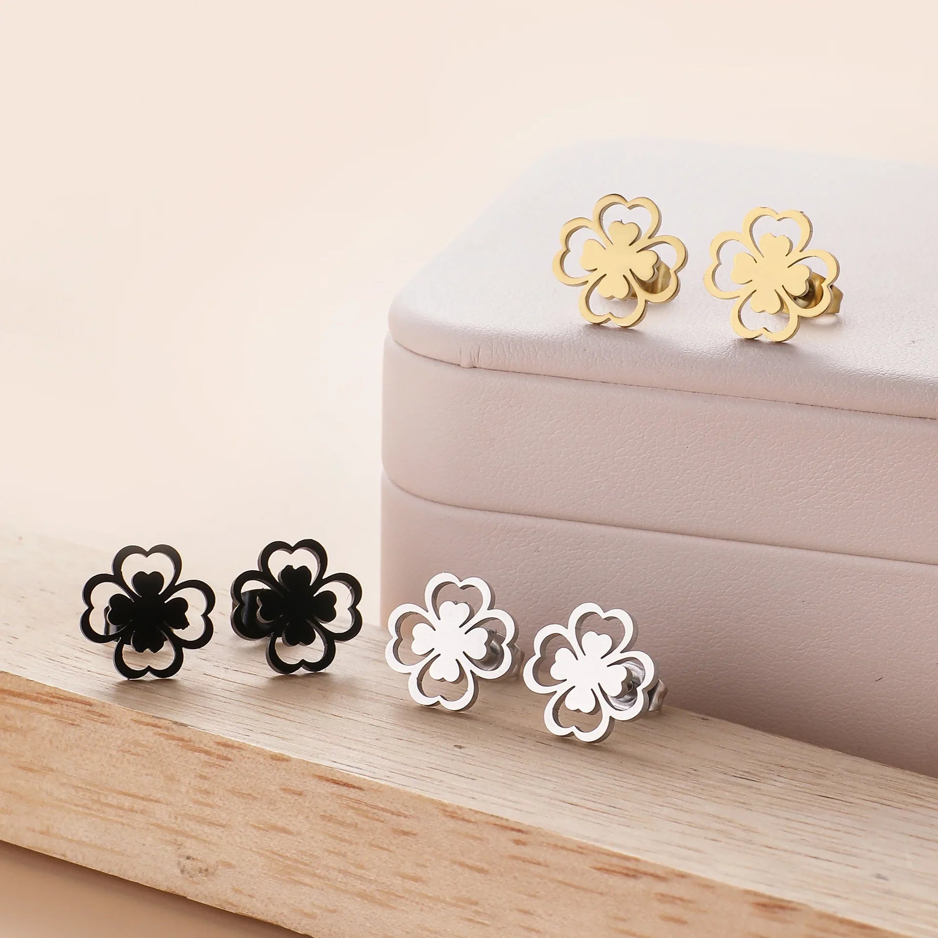 Four-Leaf Clover Leaf Stud Earrings gold