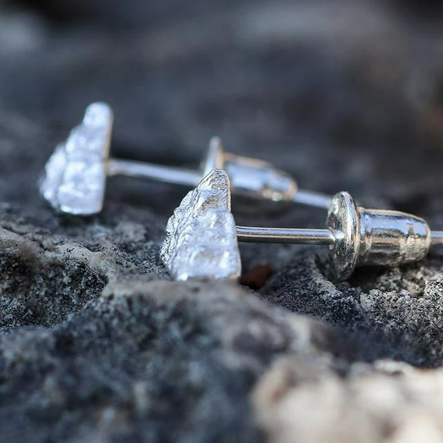 Silver Mountain Stud Earrings


Material: steel


Colors: silver


Size: 1 cm in diameter (see image)


Guaranteed hypoallergenic, suitable for men, women, boys or girls


Highly crafted product