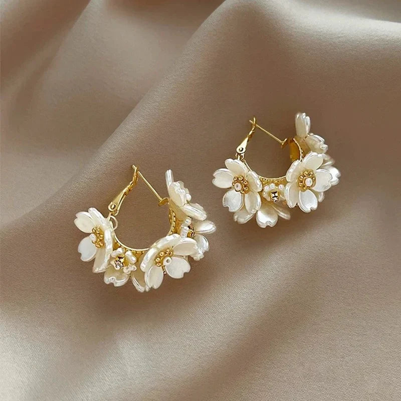 Retro White Flower Hoop Earrings