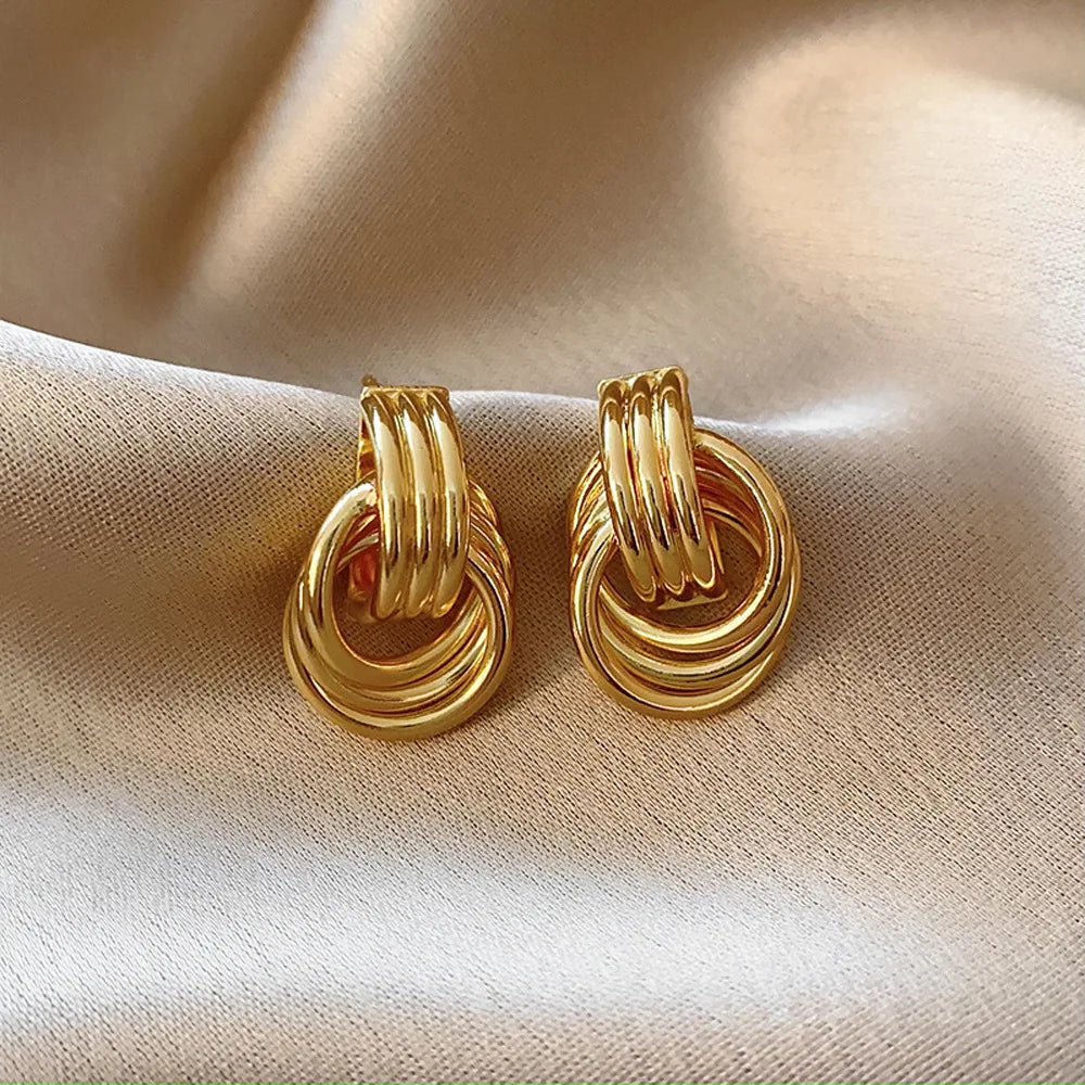 Women's bow earrings in gold