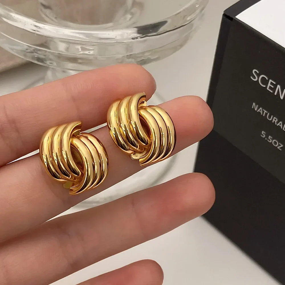Women's bow earrings in gold
