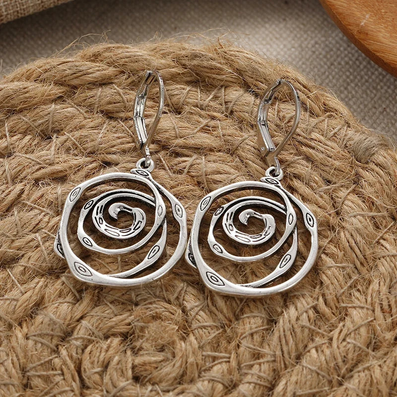 Dangling earrings with a chiseled spiral