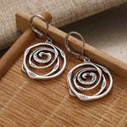Dangling earrings with a chiseled spiral