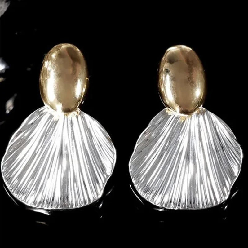 Dangling Shell Earrings in the Shape of Scallop Shells