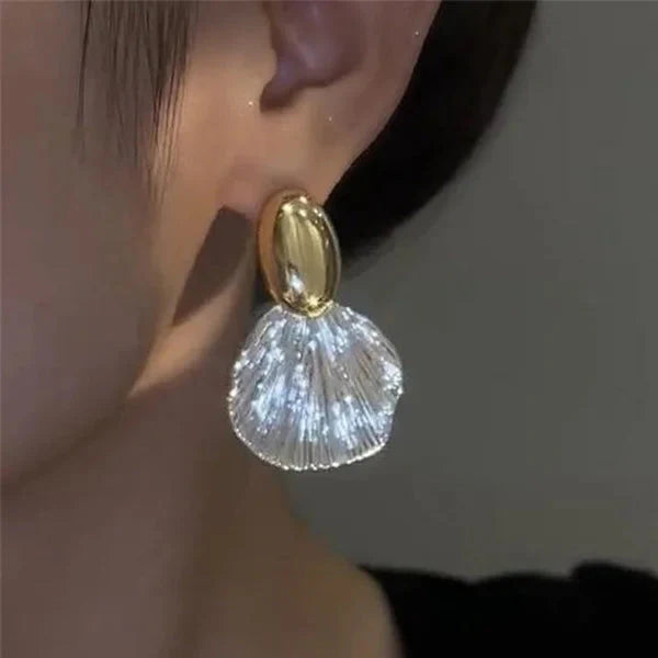 Dangling Shell Earrings in the Shape of Scallop Shells