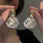 Dangling Shell Earrings in the Shape of Scallop Shells