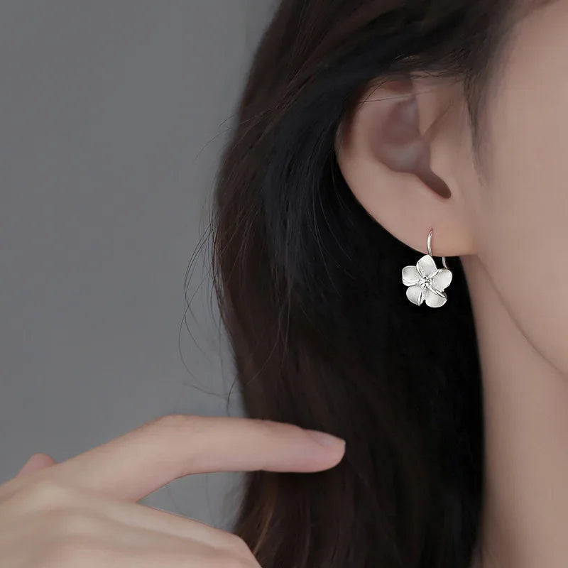 Vintage White Flower Dangle Earrings Zircon