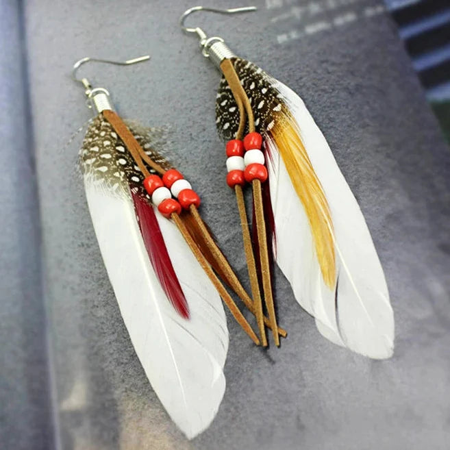 Apache-style feather earrings white