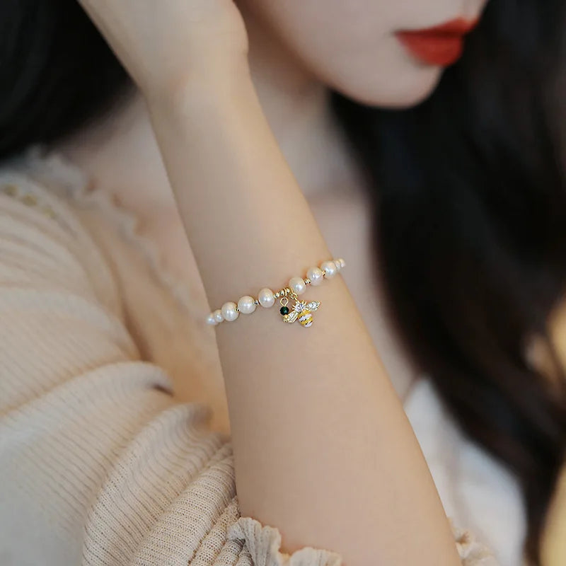 Bracelet with white bead bee