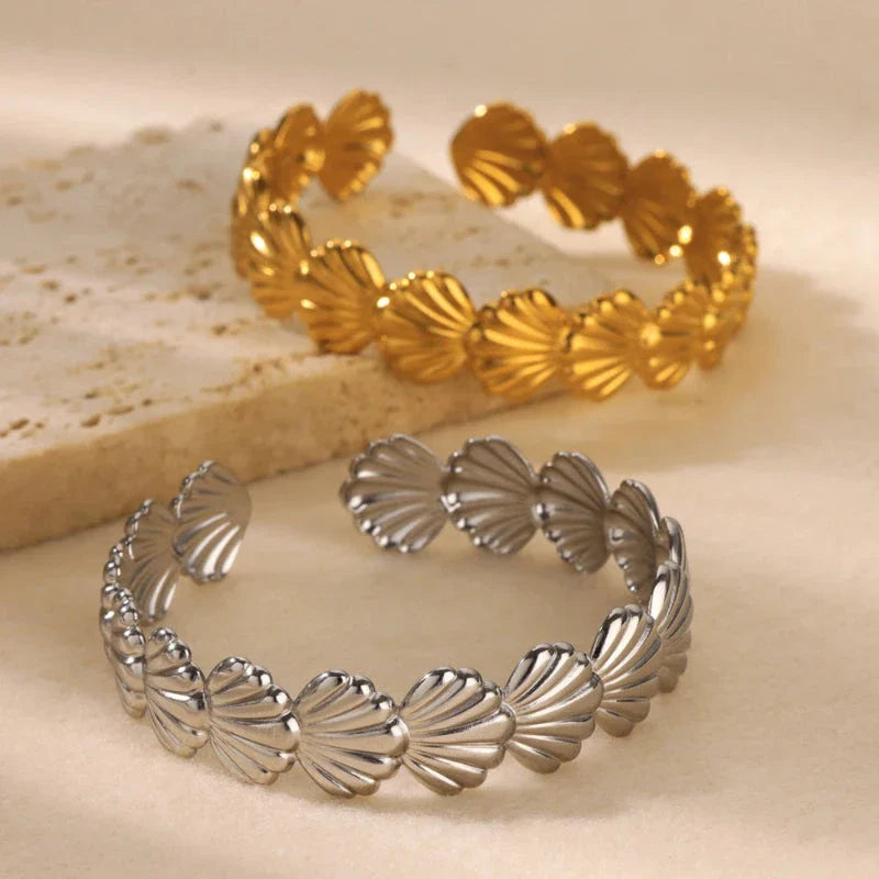 Elegant Bracelet Shells Starfish and Scallop Scallop Gold