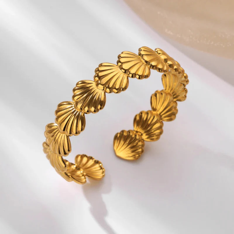 Elegant Bracelet Shells Starfish and Scallop Scallop Gold