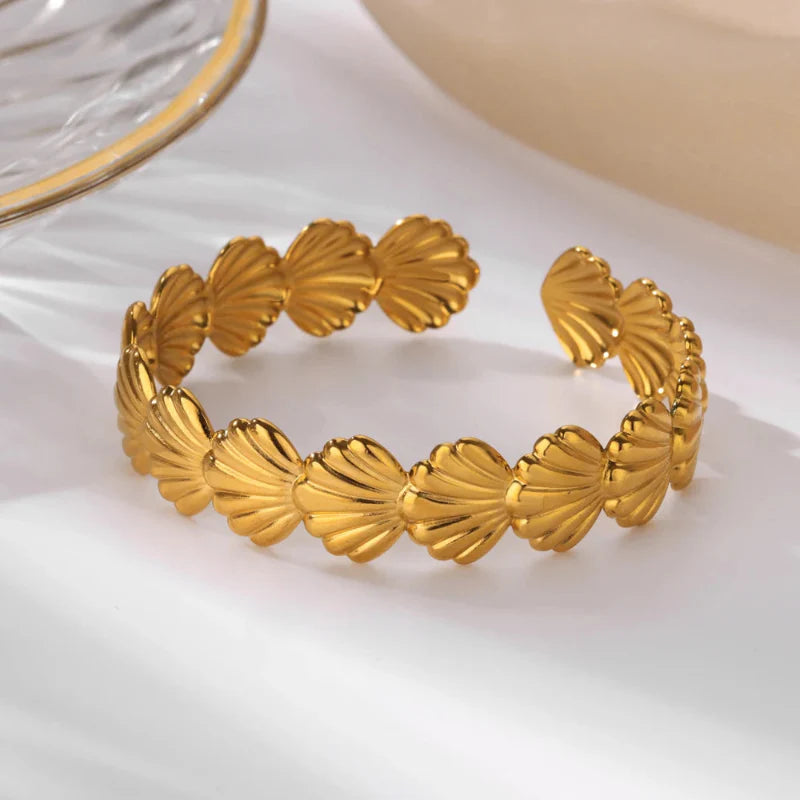 Elegant Bracelet Shells Starfish and Scallop Scallop Gold