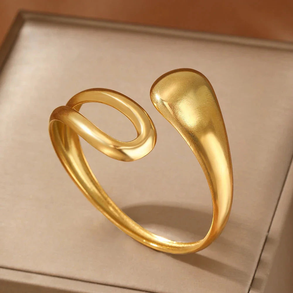 Elegant Curb Chain Bracelet with Gold Water Drop