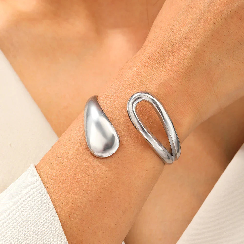 Elegant Curb Chain Bracelet with Silver Water Drop