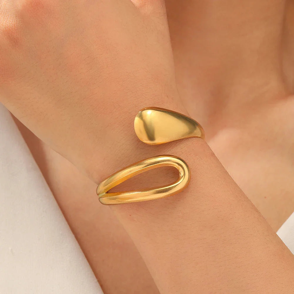 Elegant Curb Chain Bracelet with Gold Water Drop
