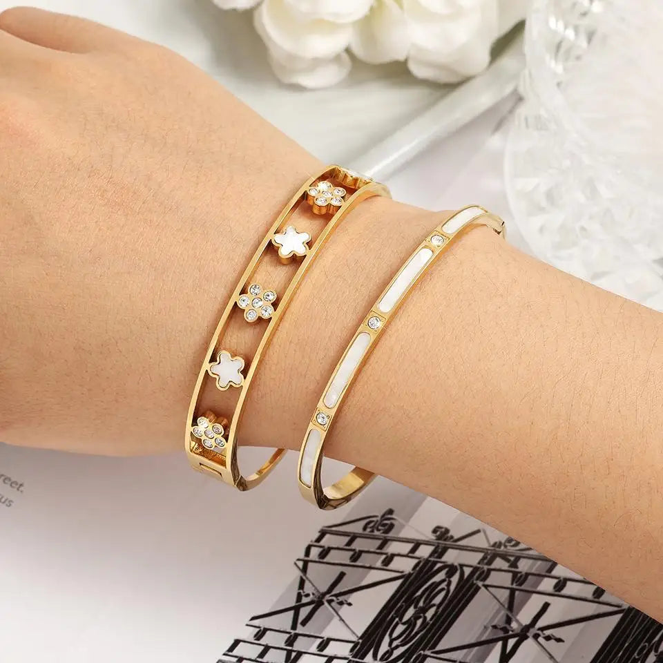 Fine Flowers ID Bracelet with 5 Petals a