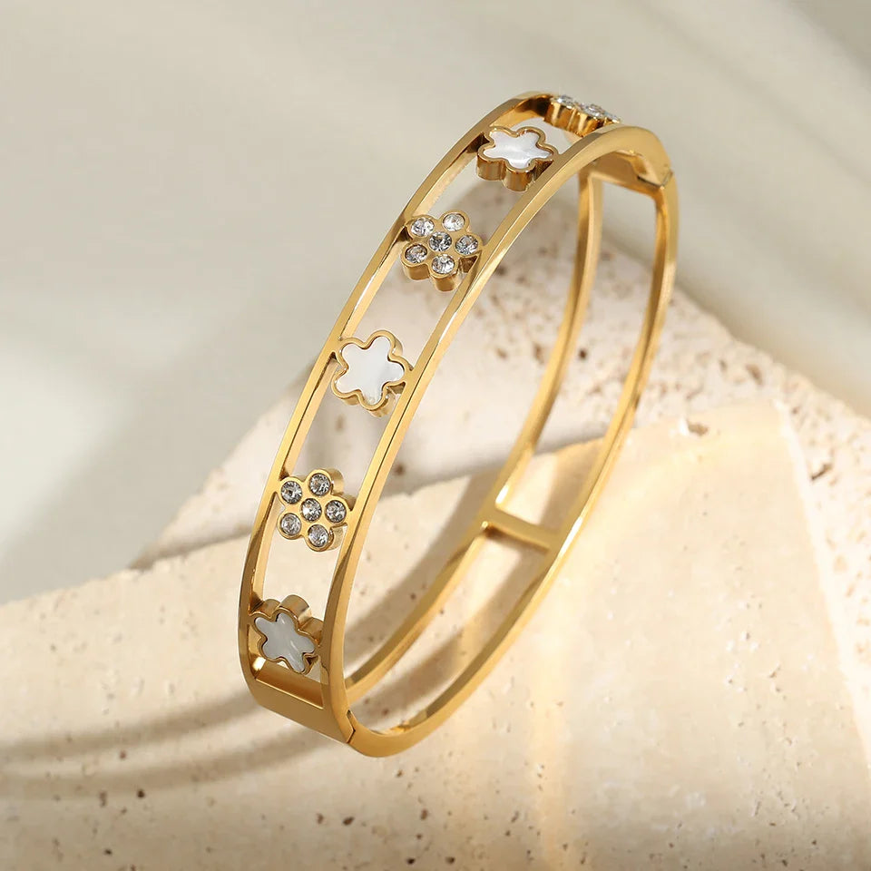 Fine Flowers ID Bracelet with 5 Petals a