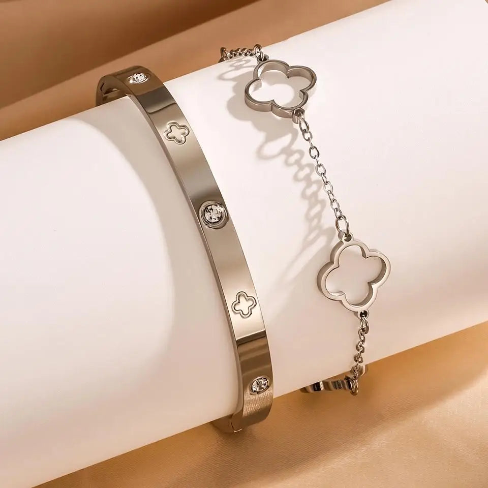 Set of 2 Bracelets with Silver 4-Leaf Clovers
